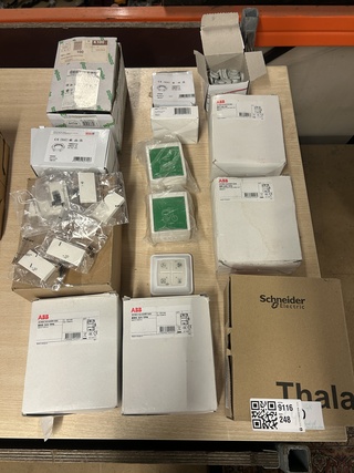Partij installatiemateriaal w.o. werkschakelaar, W.o. ABB, Wiska, Wago