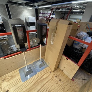 2x Dispenser, op voet
