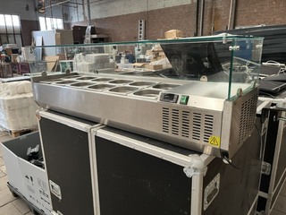 Gekoelde saladette met glazen opbouw