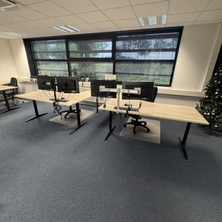 2x Hoekbureau met bureaustoel, Ahrend, Mehes, eiken/zwart