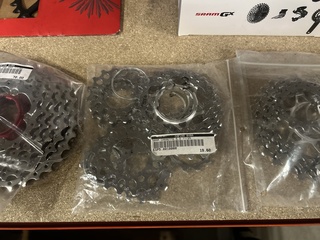 8x Racefiets onderdelen w.o. shifters, cassettes, SRAM
