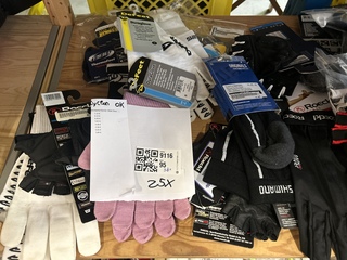 38x Fietsonderdelen en accessoires w.o. handschoenen, achterzitje W.o.
