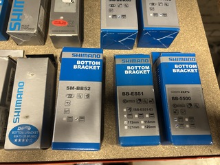 Ca. 28x Shimano fietsonderdelen w.o. bottom brackets