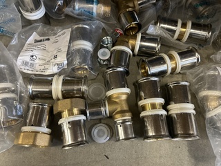 Ca. 36x Messing perskoppelingen w.o. t-stukken en rechte koppelingen,