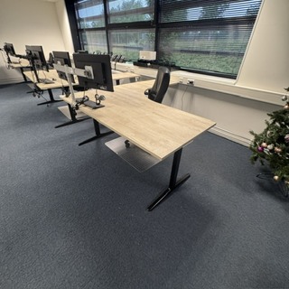 2x Hoekbureau met bureaustoel, Ahrend, Mehes, eiken/zwart