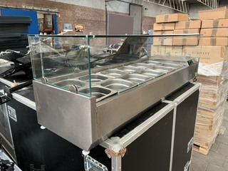 Gekoelde saladette met glazen opbouw