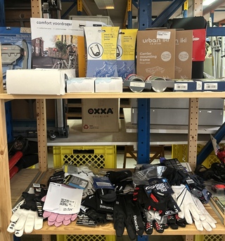 38x Fietsonderdelen en accessoires w.o. handschoenen, achterzitje W.o.