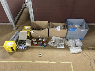 Partij installatiemateriaal w.o. plug, W.o. Radiall
