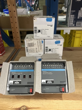 7x Onderdelen voor groepenkast/schakelkast W.o. Honeywell, Busch-Jaege