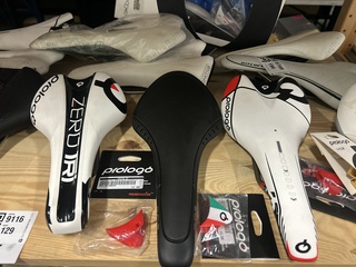 18x Fietsonderdelen en accessoires w.o. racefietszadels W.o. Prologo,