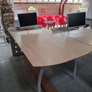 Bureautafel v.v. monitor