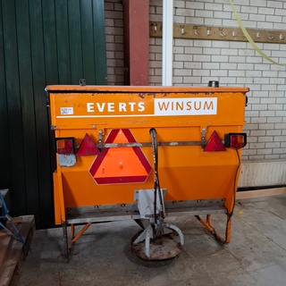 Hefgedragen tapijtstrooier Jongerius wintermachine B.V., TR HT, bouwja