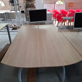 Bureautafel v.v. monitor
