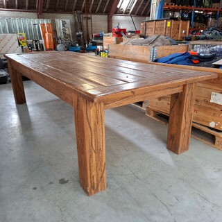 Eetkamertafel