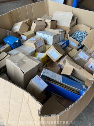 Pallet met bevestigingsmateriaal