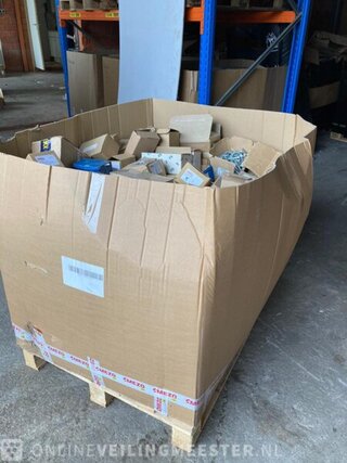 Pallet met bevestigingsmateriaal