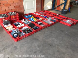 Ca. 33x Kunststof bakken met diverse handelsgoederen