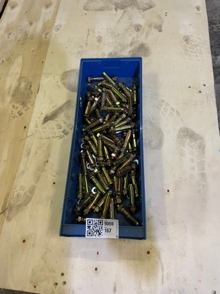 Bak met ca 70 Keilbouten