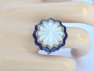 Ring met kristal en natuurlijk diamanten omringt door een blauwe rand