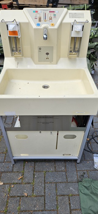 Mobiele wasbak unit in zagres kist, H + P  Labortechnik AG Munchen