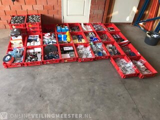 Ca. 33x Kunststof bakken met diverse handelsgoederen