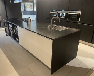 Luxe showroomkeuken, Eggersmann | Siemens, black oak | fronten glans w