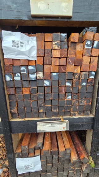Ca. 144x Hardhouten piketten