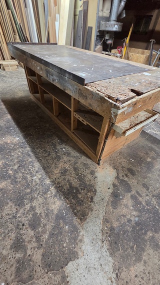 Houten werkbank met stalen blad