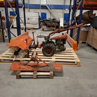 Werktuigdrager met veegborstel en sneeuwschuif, Agria
