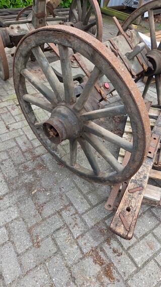 Houten antieke kar met wagenwielen