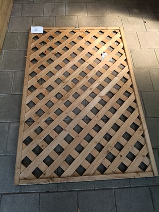 3x Trellisschermen met diagonale lamellen