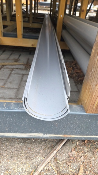 Partij pvc goten en buizen voor hemelwaterafvoer