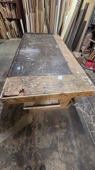 Houten werkbank met stalen blad