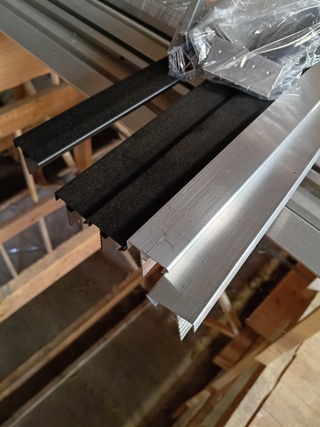 Partij aluminium daktrimmen