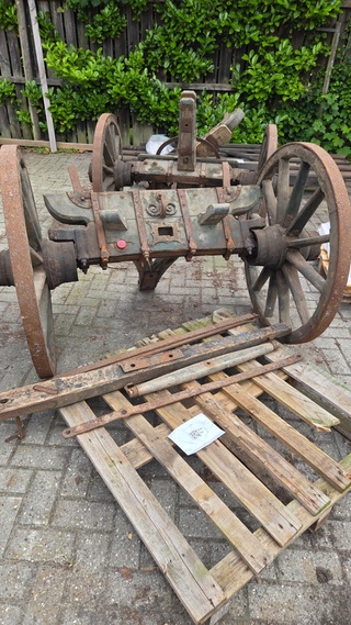 Houten antieke kar met wagenwielen