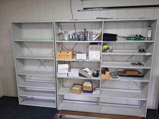 2x Metalen wandstelling met inhoud