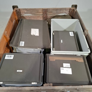 Diverse kunststof kisten en koffers
