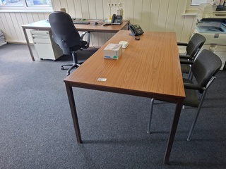 2x Bureautafel met stoel