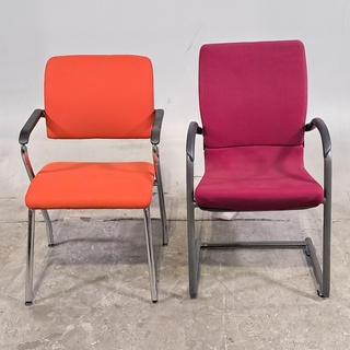 Partij diverse stoelen en 3x bijzettafel