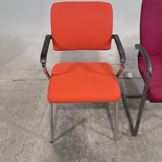 Partij diverse stoelen en 3x bijzettafel