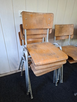 Ca. 17x nostalgische schoolstoel