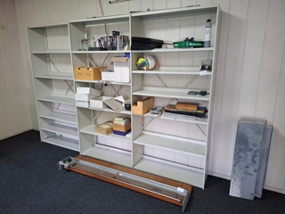 2x Metalen wandstelling met inhoud