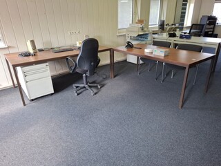 2x Bureautafel met stoel