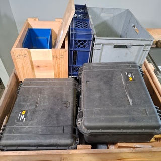 Divere transportkisten en koffers