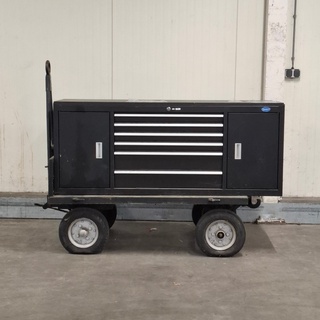 Gereedschapskast op transportkar
