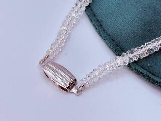 Bergkristal collier met zilveren sluiting
