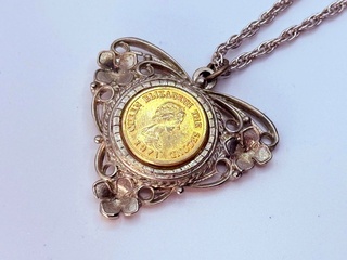 Pendant collier ”Queen Elisabeth Inspired” – N.F.S.