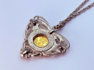 Pendant collier ”Queen Elisabeth Inspired” – N.F.S.