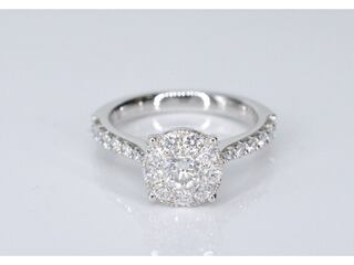 Witgouden entourage ring met grote briljant geslepen diamanten