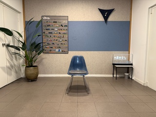 Fiberglass h-base chrome Herman Miller, DSX, medium blue